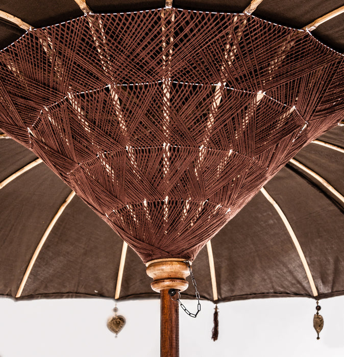 Enjoy the charm and elegance of the Gela Parasol, a perfect addition to your outdoor oasis. With its brown-colored canopy and Shabby Chic style, it effortlessly blends beauty and functionality