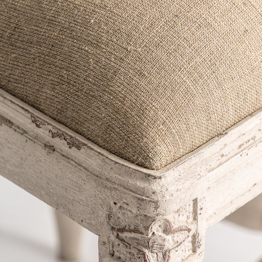 Chair Dollot, in a tranquil beige hue, encapsulates the rustic charm of Provenzal design. Crafted from authentic mango wood and upholstered in a blend of soft cotton and linen, it offers a harmonious marriage of texture and comfort
