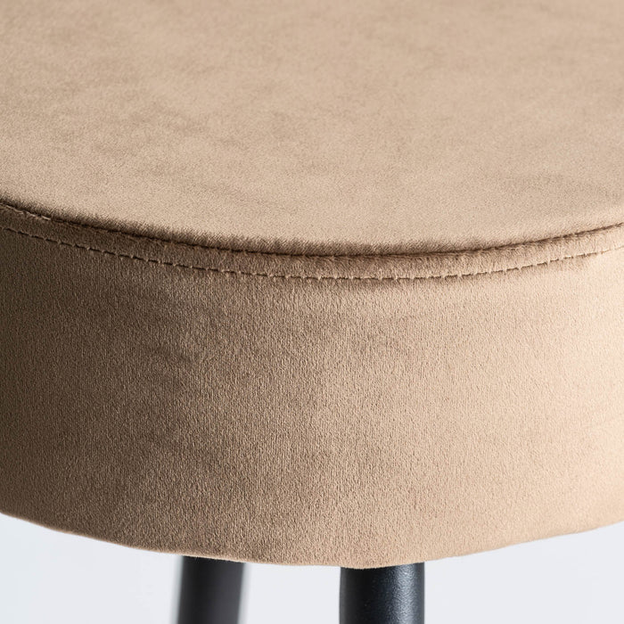 The Stool Carpi exudes a mink antique hue, embodying the eclectic charm of the Kitsh style. Crafted with plush velvet, it's reinforced with the durability of MDF and iron. This unique piece is thoughtfully designed to be detachable for convenience