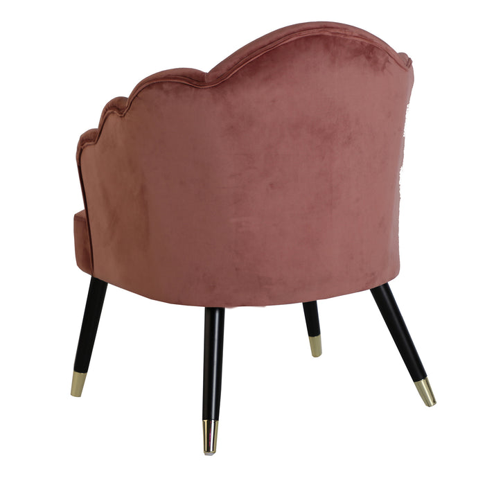 The Setti Armchair, draped in a delicate pink shade, beautifully channels the quaint and romantic vibes of the Shabby Chic aesthetic. Expertly carved from pine wood and enhanced with birch wood detailing, its allure is further elevated by the plush touch of velvet upholstery