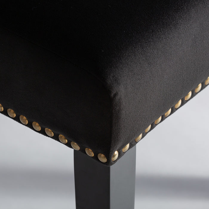 The Plaue chair, in a deep black shade, radiates the timeless sophistication of classic design. Constructed from resilient pine wood and enveloped in plush velvet with a cushioned foam layer, it ensures an opulent seating experience.
