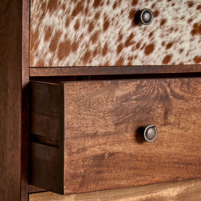 The Chest of Drawers Texas is a beautiful and practical piece of furniture that brings a touch of Nordic elegance to any living space. Crafted from high-quality mango wood and iron, this chest of drawers is built to last and provides ample storage space for all your essential
