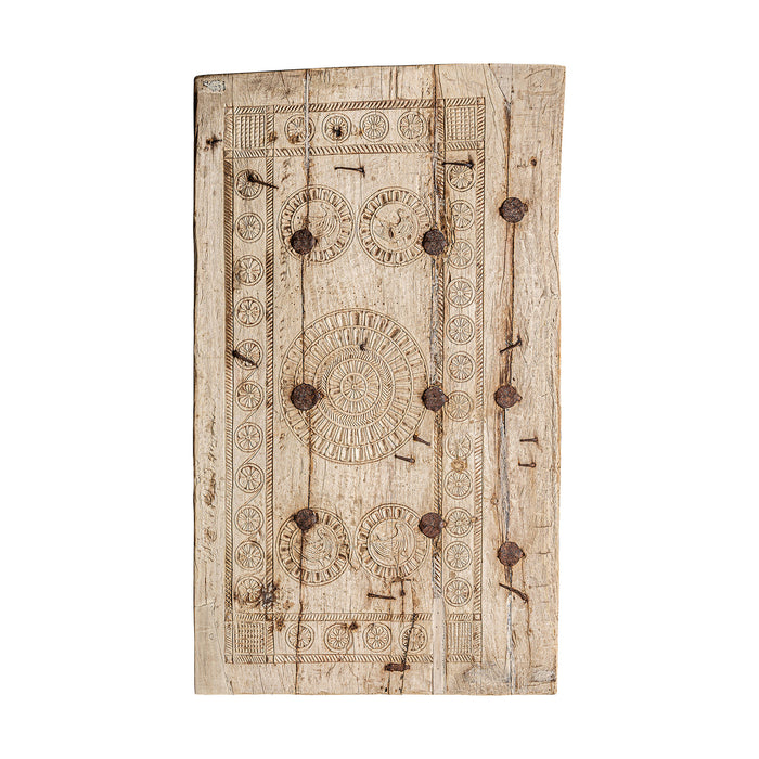 Wall art Askale is a captivating piece that embodies the essence of ethnic style. Made from tropical wood, it exudes natural charm and warmth. Its natural color adds a touch of rustic beauty, making it a perfect addition to any interior space seeking a blend of elegance and vintage allure