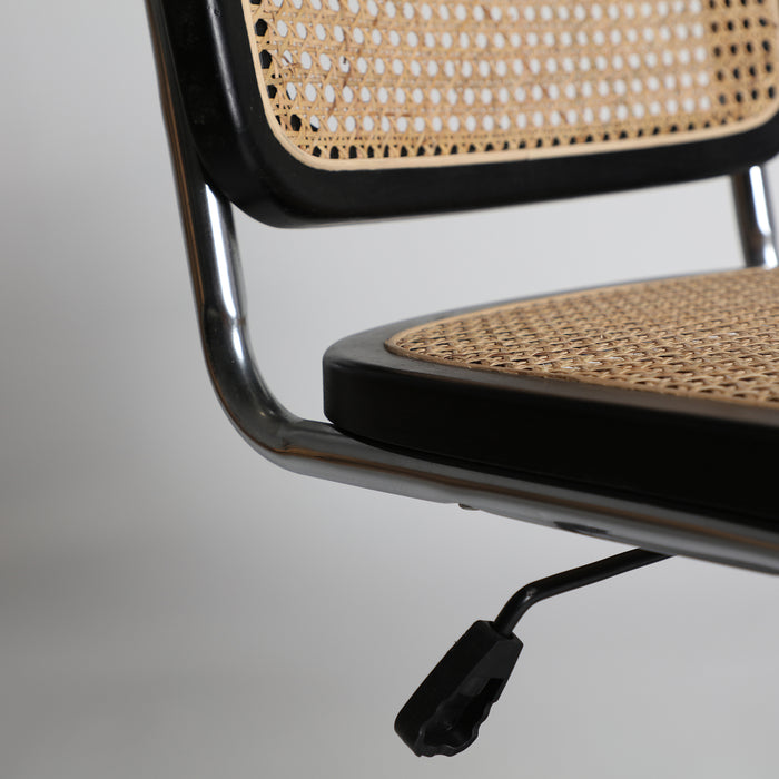 Introducing the Salavas Chair, a contemporary masterpiece that combines sleek design with exceptional comfort. The chair showcases a striking color combination of Negro and Natural, adding a touch of sophistication to any space