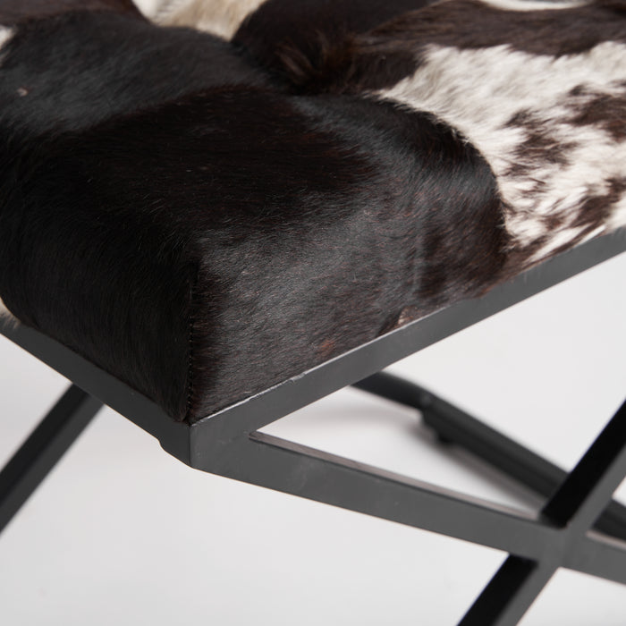 The TRIM bed foot stool, presented in a striking black & white combination, encapsulates the timeless charm of vintage design. Crafted from robust iron and paired with luxurious leather cushioned by foam, it offers both aesthetics and comfort