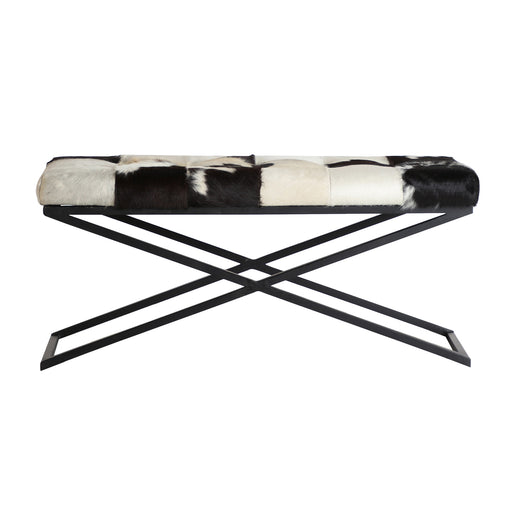 The TRIM bed foot stool, in a contrasting black & white palette, harks back to the allure of vintage design. Forged from durable iron and complemented by sumptuous leather cushioned with foam, it marries style with comfort