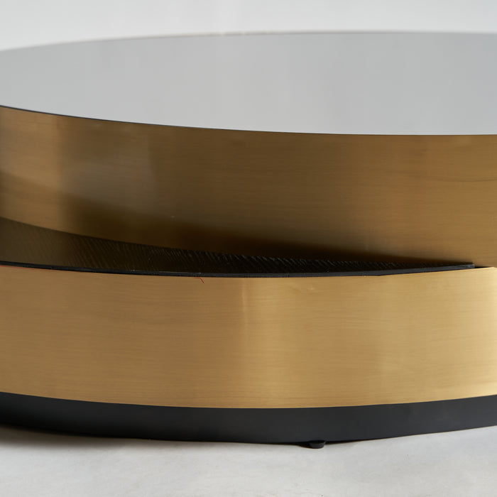 Coffee table Grein, featuring a captivating black and gold color scheme, channels the opulence of the Art Deco style. Skillfully crafted from steel and adorned with a glass top, it effortlessly combines strength with sophistication