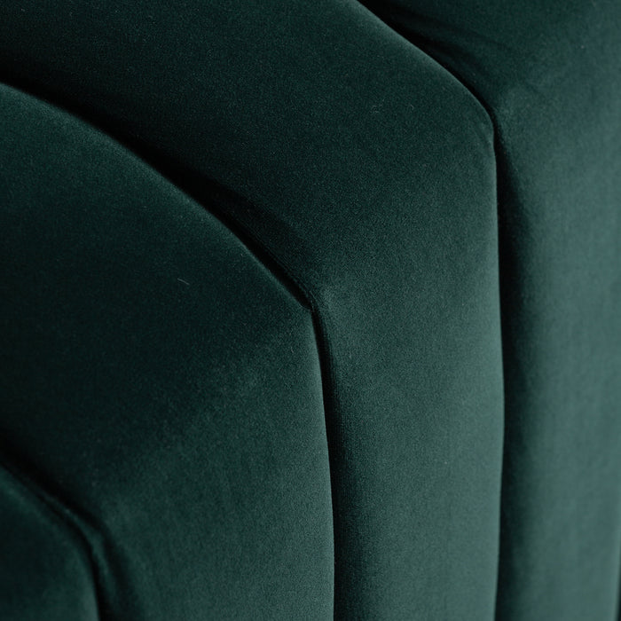 The MARSA bed foot stool, in a captivating green shade, exudes the luxurious sophistication of the Art Deco era. Crafted from fragrant fir wood and draped in sumptuous velvet, its design is complemented by tasteful plastic accents. This foot stool stands as a tribute to the iconic style of the 1920s
