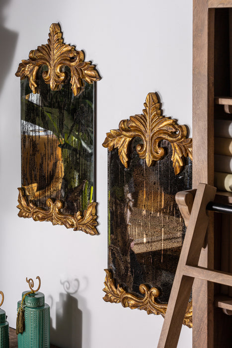 Elevate your space with the Mirror Hellimer, a stunning addition to your classic-inspired decor. The old gold color exudes warmth and charm, while the meticulously crafted mdf frame and mirror create a captivating focal point