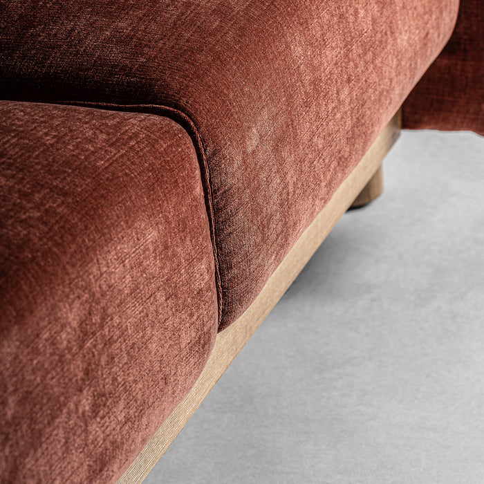 Sink into luxury with the Sofa CARLTON. Featuring a burgundy color and an elegant art deco style, this piece from the Carlton collection will bring sophistication, exclusivity and timelessness into any space. Its plush comfort and exquisite craftsmanship will make this sofa the envy of all.